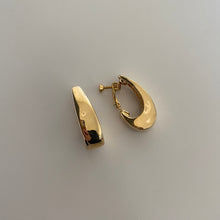 Load image into Gallery viewer, 1980/1990s Vintage Napier Gold Tone Teardrop Screwback Earrings
